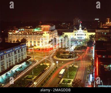 Rex Hotel, Rathaus und Nguyen Hue Boulevard bei Nacht, Ho Chi Minh Stadt (Saigon), Sozialistische Republik Vietnam Stockfoto