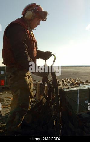 061022-N-5248R-021. Basis: USS Theodore Roosevelt (CVN 71) Stockfoto