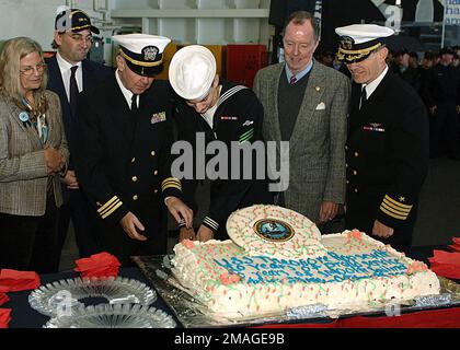 061025-N-6266K-002. [Complete] Bildunterschrift: USA Navy CAPT. John R. Haley (rechts), Commanding Officer, Nimitz Class Aircraft Carrier USS THEODORE ROOSEVELT (CVN 71) und USA Navy (pensioniert) Konteradmiral Paul W. Parcells (Zweiter von rechts), erster kommandierender Offizier, USS THEODORE ROOSEVELT, sehen Sie als LT. CMDR. Donald Moss (dritter von links), Chaplain und ältestes ROOSEVELT-Crewmitglied, und AIRMAN Andrew Bryan (dritter von rechts), das jüngste ROOSEVELT-Crewmitglied, bereiten sich darauf vor, den Jubiläumskuchen während der Zeremonie anlässlich des 20. Jahrestags der Inbetriebnahme des ROOSEVELT anzuschneiden Stockfoto