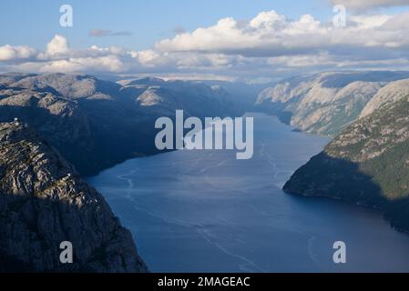 Weg Preikestolen, Norwegen. Panorama der Lysefjord. Sonniges Wetter in den Bergen Stockfoto