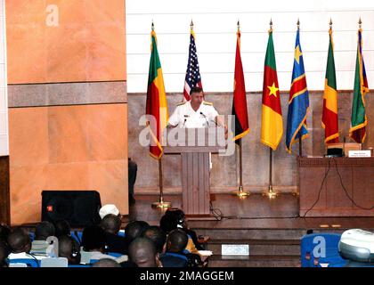 061113-N-2893B-001. Basis: Cotonou-Land: Benin (BEN), Hauptkommando der Szene: MARINE FORCES EUROPE Stockfoto