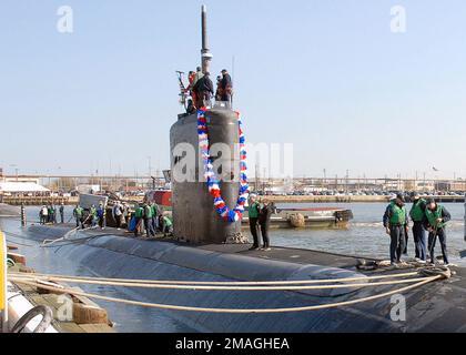 061120-N-8655E-131. Basis: Bundesstaat Norfolk: Virginia (VA) Land: Szene der Vereinigten Staaten von Amerika (USA) Hauptkommando gezeigt: USS ALBANY (SSN 753) Stockfoto