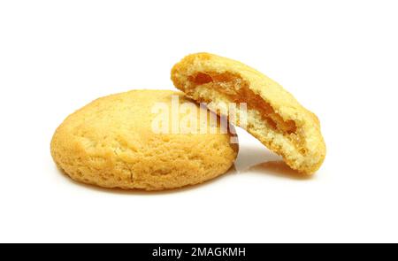 Einfache goldene Apfelkonfitüre gefüllte Kekse isoliert auf weißem Hintergrund Stockfoto