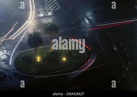 Nacht, lange Verkehrsauswirkungen, die sich der Kreuzung von Hung Vuong / Dong Da nähern, Hue, Vietnam Stockfoto