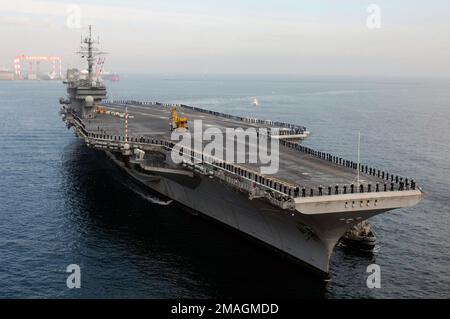 061210-N-8591H-107. Basis: Yokosuka Bundesstaat: Kanagawa Land: Japan (JPN) Hauptkommando der Szene gezeigt: USS KITTY HAWK (CV 63) Stockfoto