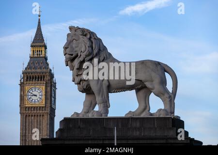 The South Bank Lion, Skulptur aus dem Jahr 1837, auf der Westminster Bridge, mit Blick auf Big Ben, Palace of Westminster, im Zentrum von London, Großbritannien Stockfoto