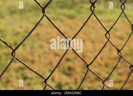 Rostige Nahaufnahme des Naturfeldes mit Kettengliedern im Freien Stockfoto