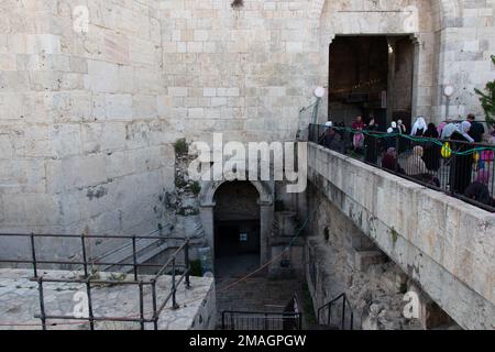 Jerusalem, Israel - 22. April 2022: Damaskus-Tor ist einer der Haupteingänge in die Altstadt von Jerusalem. Stockfoto