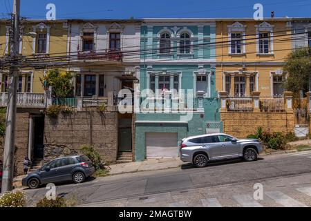 Valparaiso, Chile - 5. Dezember 2022: Blick auf farbenfrohe alte Häuser im Zentrum von Valparaiso Stockfoto