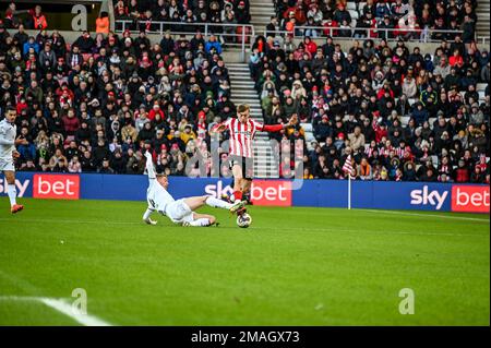 Sunderland AFC Forward Jack Clarke wird bei der EFL-Meisterschaft von Jay Fulton in Swansea City angegriffen. Stockfoto