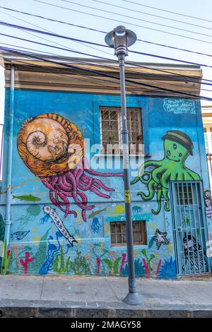 Valparaiso, Chile - 5. Dezember 2022: Farbenfrohe Häuser voller Graffiti in einer steilen Straße von Valparaiso, das von zum Weltkulturerbe erklärt wurde Stockfoto