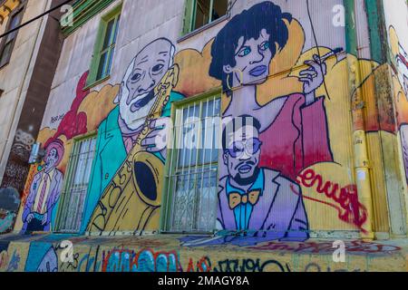 Valparaiso, Chile - 5. Dezember 2022: Farbenfrohe Häuser voller Graffiti in einer steilen Straße von Valparaiso, das von zum Weltkulturerbe erklärt wurde Stockfoto