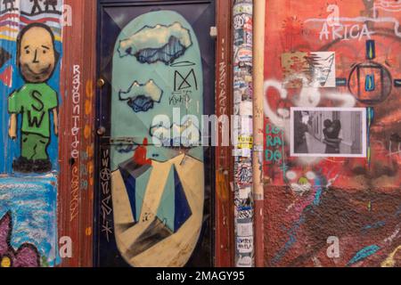 Valparaiso, Chile - 5. Dezember 2022: Farbenfrohe Häuser voller Graffiti in einer steilen Straße von Valparaiso, das von zum Weltkulturerbe erklärt wurde Stockfoto