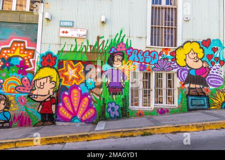 Valparaiso, Chile - 5. Dezember 2022: Farbenfrohe Häuser voller Graffiti in einer steilen Straße von Valparaiso, das von zum Weltkulturerbe erklärt wurde Stockfoto