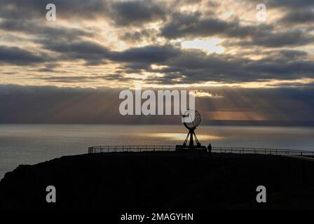 Mageroya, Norwegen - 06 27 2009: Das berühmte Denkmal einer Stahlkugel markiert den nördlichsten Punkt, der mit dem Auto auf der Insel Magaroya an der Arktis erreichbar ist Stockfoto