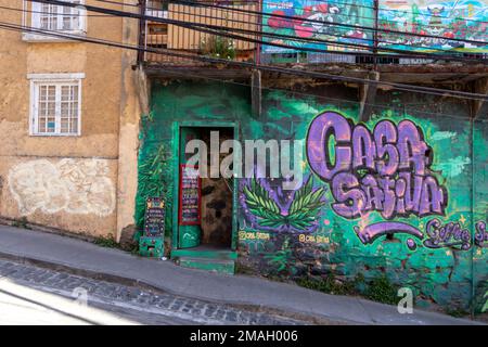 Valparaiso, Chile - 5. Dezember 2022: Farbenfrohe Häuser in einer steilen Straße von Valparaiso, das von der UNESCO zum Weltkulturerbe erklärt wurde Stockfoto