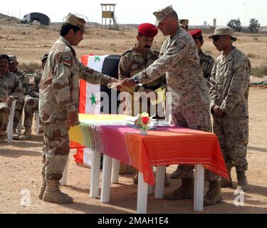 070308-M-5865P-065. [Complete] Bildunterschrift: 8. März 2007, STAFF SGT. Aslan Altan, STABSOFFIZIER, zuständig für das Militär-Übergangsteam 2D, Brigade 7., Abteilung der irakischen Armee (Mitt 2-7), schüttelt einem irakischen Soldaten die Hand, während er ihm sein Zertifikat während des ersten Graduiertenabschlusses irakischer Soldaten von der Schule der Infanterie (SOI) in Camp Yasser überreicht; Luftwaffenstützpunkt Al Asad, Irak. SOI ist eine zehntägige Ausbildungsschule, die neuen irakischen Soldaten Kampftechniken und Taktiken beibringt, bevor sie sich in ihren Bataillonen melden. Mitt 2-7 wird als Teil von MNF-W zur Unterstützung von o eingesetzt Stockfoto