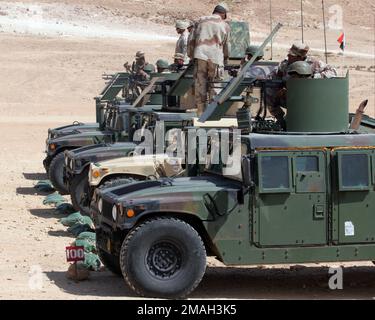 070319-M-7404B-021. [Complete] Szene Bildunterschrift: Ausbilder der 2. Brigade 7. der Irakischen Armee, Militärübergangsteam (Mitt 2-7) Unterweisen Sie die irakischen Soldaten, während sie PKC-Maschinengewehre aus den Türmen von Mehrradfahrzeugen mit hoher Mobilität (HMMWV) abfeuern, während sie am 9. März 2007 eine Feuerübung am Feuer- und Manövrierbereich auf dem Luftwaffenstützpunkt Asad, Irak, durchführen. 2. Bataillon 7. Das militärische Übergangsteam der irakischen Armee-Division wird als Teil der MNF-W zur Unterstützung der Operation Iraqi Freedom in der Provinz Anbar im Irak eingesetzt, um die irakischen Sicherheitskräfte zu entwickeln und die Entwicklung von Offi zu erleichtern Stockfoto