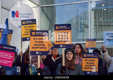 London, Großbritannien. 19. Januar 2023. Krankenschwestern halten während der Demonstration vor dem University College Hospital Plakate zur Unterstützung einer fairen Bezahlung bereit, während Krankenschwestern in ganz Großbritannien weiterhin Streiks über die Bezahlung führen. Kredit: SOPA Images Limited/Alamy Live News Stockfoto