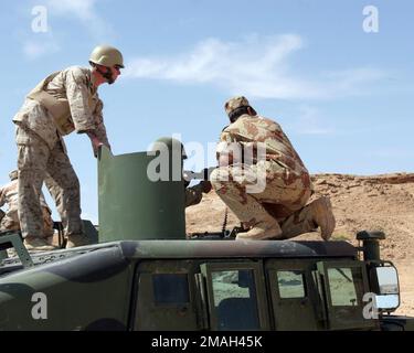 070319-M-7404B-008. [Complete] Szene Bildunterschrift: Ausbilder der 2. Brigade 7. der Irakischen Armee, Militärübergangsteam (Mitt 2-7) Unterrichte einen irakischen Armeesoldaten, während er am 9. März 2007 auf dem Luftwaffenstützpunkt Asad, Irak, eine PKC-Maschinenpistole auf den Revolver eines hochbeweglichen Mehrradfahrzeugs (HMMWV) abfeuert. 2. Bataillon 7. Das militärische Übergangsteam der irakischen Armee-Division wird als Teil der MNF-W zur Unterstützung der Operation Iraqi Freedom in der Provinz Anbar im Irak eingesetzt, um die irakischen Sicherheitskräfte zu entwickeln und die Entwicklung von OFF zu erleichtern Stockfoto