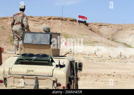 070319-M-7404B-010. [Complete] Szene Caption: Ein Ausbilder mit dem 2. Brigade 7. Iraqi Army Division Military Transition Team (Mitt 2-7) Weist einen irakischen Armeesoldaten an, während er am 9. März 2007 auf dem Luftwaffenstützpunkt Asad, Irak, eine PKC-Maschinenpistole aus dem Geschützturm eines hochbeweglichen Mehrradfahrzeugs (HMWWV) abfeuert. 2. Bataillon 7. Das militärische Übergangsteam der irakischen Armee-Division wird als Teil der MNF-W zur Unterstützung der Operation Iraqi Freedom in der Provinz Anbar im Irak eingesetzt, um die irakischen Sicherheitskräfte zu entwickeln und die Entwicklung zu erleichtern Stockfoto