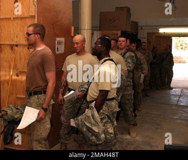 070320-M-2550C-003. [Complete] Scene Caption: Am 20. März 2007 in den USA Soldaten warten darauf, Blut zu spenden, nachdem irakische Zivilisten aus Ramadi nach dem Angriff der antiirakischen Kräfte (AIF) in das Charlie Medical Center im Camp Ramadi gebracht wurden, nachdem die Zivilisten den Koalitionstruppen angeblich von der Tätigkeit der AIF im Stattalion erzählt hatten. 6. Einsatzgebiet der Marines (/6). Während des Angriffs wurden 5 Menschen im Kampf getötet und verletzt. /6 wird zur Unterstützung der Operation Iraqi Freedom in der irakischen Provinz Anbar MNF-W eingesetzt, um irakische Sicherheitskräfte aufzubauen und die Entwicklung zu erleichtern Stockfoto