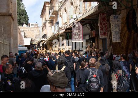 Jerusalem - 22. April 2022: Christliche Pilger gedenken dem Pfad, den Jesus am Tag seiner Kreuzigung entlang der Via Dolorosa trug Stockfoto