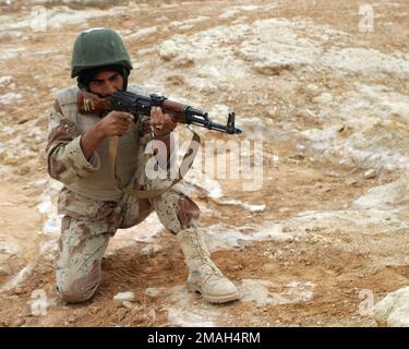 070324-M-2166H-011. [Complete] Szene Caption: Ein irakischer Soldat der Armee in der Infanterieschule (SOI) simuliert während einer Übungsübung im Camp Yasser auf dem Luftwaffenstützpunkt Al Asad, Irak am 24. März 2007 einen Hinterhalt. SOI ist eine zehntägige Ausbildungsschule, die neuen irakischen Soldaten Kampftechniken und Taktiken beibringt, bevor sie sich in ihren Bataillonen melden. 2. Bataillon 7. Das Team für den militärischen Übergang der irakischen Armeeabteilung wird als Teil der MNF-W zur Unterstützung der Operation Iraqi Freedom in der Provinz Anbar im Irak eingesetzt, um die irakischen Sicherheitskräfte zu entwickeln und die Entwicklung von o zu erleichtern Stockfoto