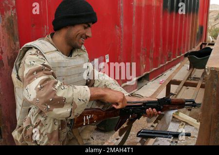 070324-M-2166H-046. [Complete] Szene Caption: Nach der Reinigung seines Gewehrs baut ein irakischer Soldat der Armee in der Infanterie (SOI) es nach dem Training in Camp Yasser auf der Al Asad Air Base, Irak am 24. März 2007 wieder zusammen. SOI ist eine zehntägige Ausbildungsschule, die neuen irakischen Soldaten Kampftechniken und Taktiken beibringt, bevor sie sich in ihren Bataillonen melden. 2. Bataillon 7. Das Team für den militärischen Übergang der irakischen Armeeabteilung wird als Teil der MNF-W zur Unterstützung der Operation Iraqi Freedom in der Provinz Anbar im Irak eingesetzt, um die irakischen Sicherheitskräfte zu entwickeln und die Entwicklung von o zu erleichtern Stockfoto