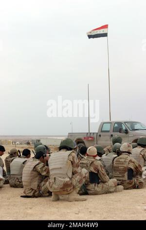 070324-M-2166H-002. [Complete] Szene Caption: Irakische Soldaten in der Schule der Infanterie (SOI) warten dort ab, um dort mit dem nächsten Teil des Trainings in Camp Yasser auf dem Luftwaffenstützpunkt Al Asad, Irak, am 24. März 2007 zu beginnen. SOI ist eine zehntägige Ausbildungsschule, die neuen irakischen Soldaten Kampftechniken und Taktiken beibringt, bevor sie sich in ihren Bataillonen melden. 2. Bataillon 7. Das Team für den militärischen Übergang der irakischen Armee wird als Teil der MNF-W zur Unterstützung der Operation Iraqi Freedom in der Provinz Anbar im Irak eingesetzt, um die irakischen Sicherheitskräfte aufzubauen und die Entwicklung der offiziellen Herrschaft über zu erleichtern Stockfoto