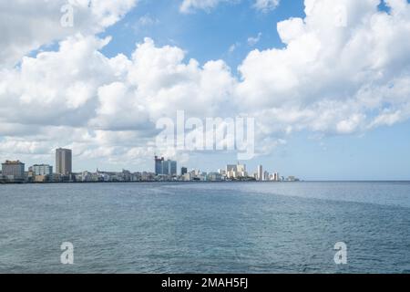 Blick auf das Hotel Nacional de Cuba, über das Meer, Havanna, Kuba Stockfoto