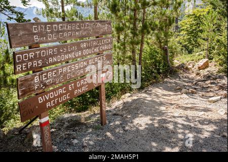 Holzschild Gite U Fugone auf der GR20, Korsika, Frankreich Stockfoto