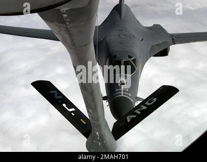 010522-F-1540F-001. [Complete] Szene Caption: Ein US Air Force B-1B Lancer Bomber gleitet dem Auftankboom eines KC-135 Stratotankers aus dem New Jersey Air National Guard 108. Air Tanken Flügel, McGuire Air Force Base, New Jersey entgegen. Die B-1 ist dem 184. Bombenflügel der Kansas Air National Guard zugeteilt, McConnell Air Force Base, Kansas. Die B-1 füllte ihre Tanks für den Heimflug von Istres, wo sie am 20. Mai 2001 auf der französischen Luftwaffe Istres ausgestellt wurde. Die KC-135 kehrten nach Istres zurück, um ihre Mission mit JOINT FORGE fortzusetzen. Die Vereinigten Staaten haben zugestimmt, zu liefern Stockfoto