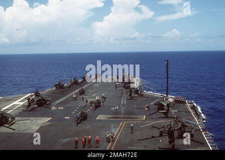 AH-1 Cobra Gunship Helikopter bereit zum Start während einer Flugübungen auf dem Flugzeugträger. UH-60 Black Hawk (Blackhawk) sind im Vordergrund. Betreff Operation/Serie: WIEDERHERSTELLUNG DER DEMOKRATIEBASIS: USS Dwight D Eisenhower (CVN 69) Stockfoto