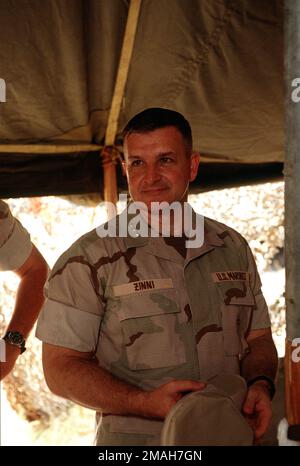 LT. GEN. Anthony Zinni, Combined Task Force Commander, US Marine Corps, hört sich einen Brief am Moi International Airport an. LT. GEN. Zinni wird über die Fortschritte unterrichtet, die die US-Streitkräfte mit Personal, Material und Ausrüstung zur Unterstützung der Operation erzielt haben, bei der es sich um den Abzug der Friedenssicherungskräfte der Vereinten Nationen aus Mogadischu (Somalia) handelt. Betreff Operation/Serie: UNITED SHIELD Base: Mombasa International Airport Country: Kenia (KEN) Stockfoto