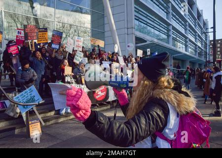 London, Großbritannien. 19. Januar 2023. Eine Krankenschwester singt während der Demonstration vor dem University College Hospital Slogans durch ein Megafon, während Krankenschwestern in ganz Großbritannien ihre Streiks über die Bezahlung fortsetzen. (Foto: Vuk Valcic/SOPA Images/Sipa USA) Guthaben: SIPA USA/Alamy Live News Stockfoto