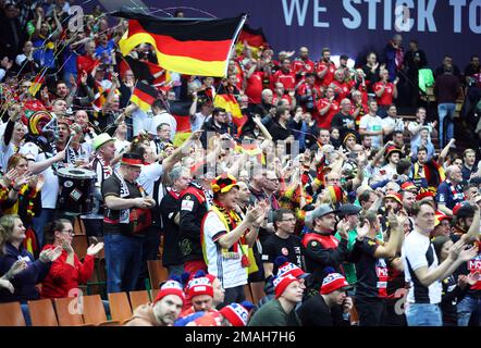 Kattowitz, Polen. 19. Januar 2023. Handball: Weltmeisterschaft, Deutschland - Argentinien, Hauptrunde, Gruppe 3, Spieltag 1 bei Spodek Katowice. Fans aus Deutschland feiern ihr Team. Kredit: Jan Woitas/dpa/Alamy Live News Stockfoto