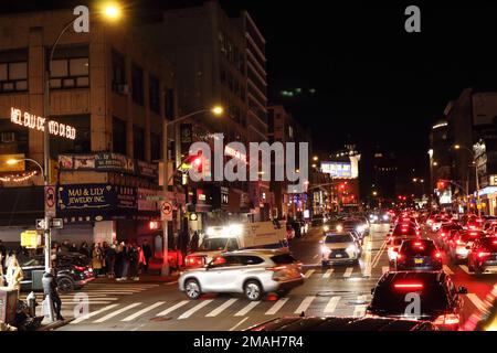 New York City Kreuzung von Canal Street und Mulburry Street. Nachtsicht Schlange, Verkehr, 4-Wege-Zebra, das viele Leute überquert, die darauf warten, überqueren zu müssen Stockfoto
