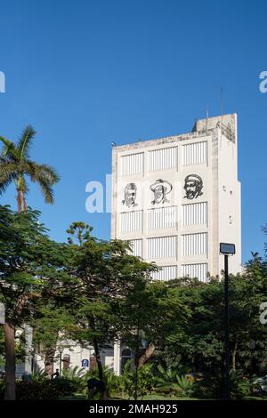 Gebäude mit Metallflächen von Fidel Castro, Ernesto Che Guevara und Camilo Cienfuegos mit Blick auf Plaza 13 de Marzo, Havanna, Kuba Stockfoto