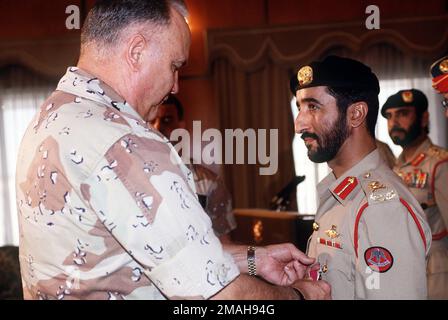 GEN. Norman Schwarzkopf, Oberbefehlshaber, USA Zentralkommando, präsentiert die Legion of Merit an MAJ. GEN. Muhammed sagte Al-Badi, Stabschef der Streitkräfte der Vereinigten Arabischen Emirate, für seinen Beitrag zu den Koalitionsbemühungen während der Operation Desert Storm. Betreff Betrieb/Serie: WÜSTENSTURM Land: Katar (QAT) Stockfoto