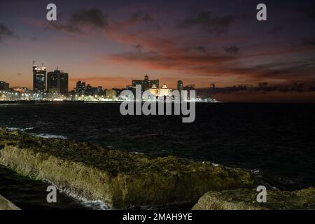 Blick auf das Hotel Nacional de Cuba, entlang der Malecon, Havanna, Kuba, kurz nach Sonnenuntergang. Stockfoto