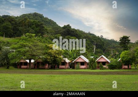 Kleine süße Häuser auf einer tropischen Insel. Stockfoto