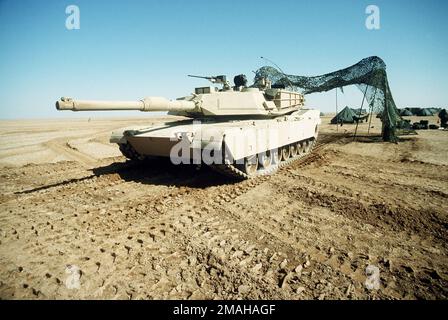 Ein Tarnnetz ist an einem M-1A1 Abrams Hauptkampfpanzer befestigt, der während der Operation Desert Storm eingesetzt wurde. Betreff Operation/Serie: WÜSTENSTURM Land: Saudi-Arabien (Sau) Stockfoto