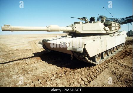 Ein M-1A1 Abrams Hauptkampfpanzer, der während der Operation Desert Storm eingesetzt wurde. Betreff Operation/Serie: WÜSTENSTURM Land: Saudi-Arabien (Sau) Stockfoto