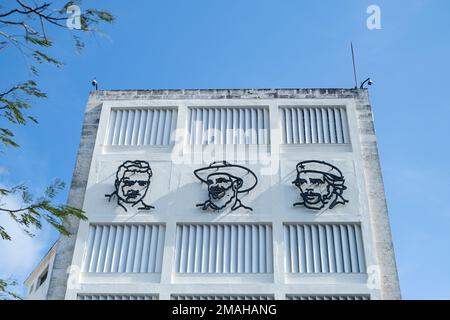 Gebäude mit Metallflächen von Fidel Castro, Ernesto Che Guevara und Camilo Cienfuegos mit Blick auf Plaza 13 de Marzo, Havanna, Kuba Stockfoto