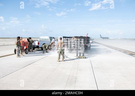 (220526-N-OI810-0304) KEY WEST, Florida (26. Mai 2022) Steelworker 1. Klasse Leonardo Gomez, aus Bogota, Kolumbien, dem Naval Mobile Construction Battalion (NMCB) zugewiesen 14, schneidet mit einer Betonsäge am Boca Chica Field, Naval Air Station Key West (NASKW), 26. Mai 2022 einen beschädigten Abschnitt der Start- und Landebahn. NMCB-14 hat sich mit der NASKW Public Works und der NASKW Air Operations Department zusammengetan, um die erforderliche Reparatur von Schäden am Flugplatz durchzuführen. Der NMCB-14 zugeteilte Seebären reisten nach NASKW, um vor Ort Schulungen durchzuführen und bei der Instandhaltung von Anlagen und Anlagen behilflich zu sein. NMCB-14 bietet erweiterte Basiskonstruktion Stockfoto