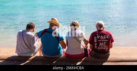 Teneriffa, Spanien 28. Dezember 2018: Gruppe von Touristen, die am Pool auf Santa Cruz de Teneriffa, Spanien, sitzen Stockfoto