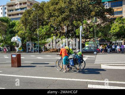 Santa Cruz de Tenerife, Spanien, 28. Dezember 2018: Zwei Radfahrer beobachten die Route und halten im Zentrum der Stadt Stockfoto