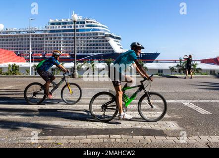 Teneriffa, Spanien - 28. Dezember 2018: Zwei Radfahrer fahren am Ufer der Stadt Santa Cruz de Teneriffa Stockfoto