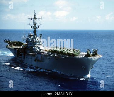 Steuerbord-Blick auf das amphibische Sturmschiff USS IWO JIMA (LPH-2), das für eine Bob Hope Show nach New York City unterwegs ist. Das Schiff und die Besatzung haben gerade eine Feldübung in Puerto Rico absolviert. Basis: USS Iwo Jima (Linkslenker 7) Land: Atlantik (AOC) Stockfoto